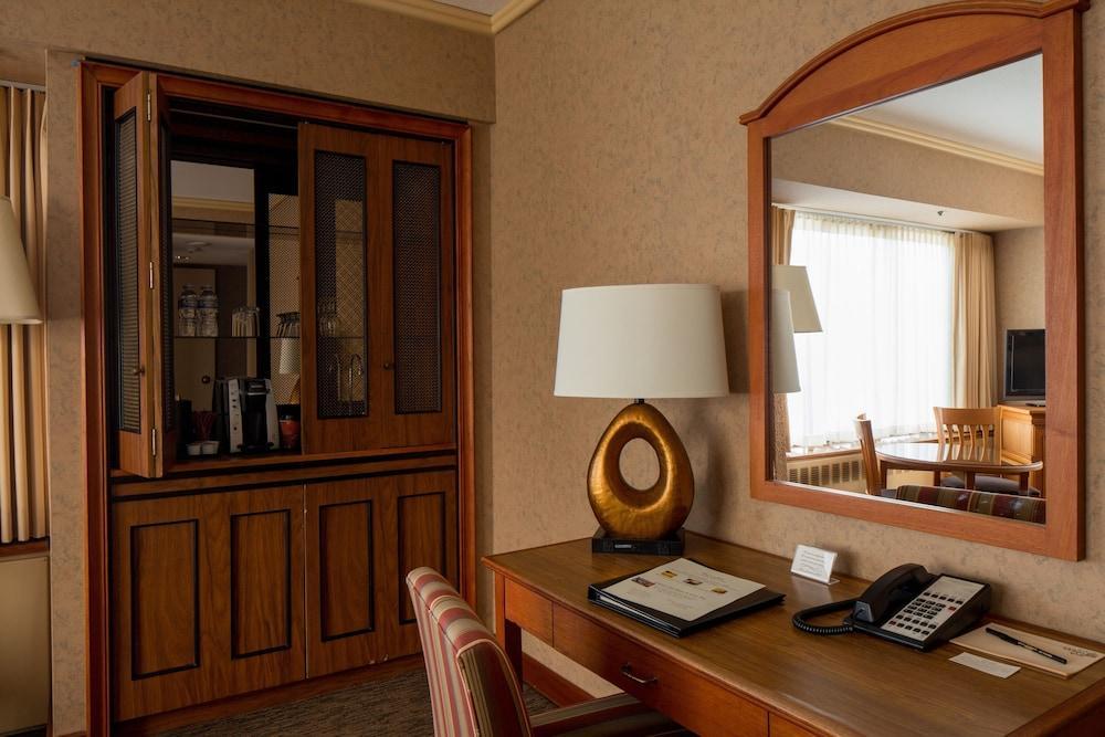 The Hotel Captain Cook Анкъридж Екстериор снимка