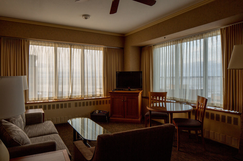 The Hotel Captain Cook Анкъридж Екстериор снимка